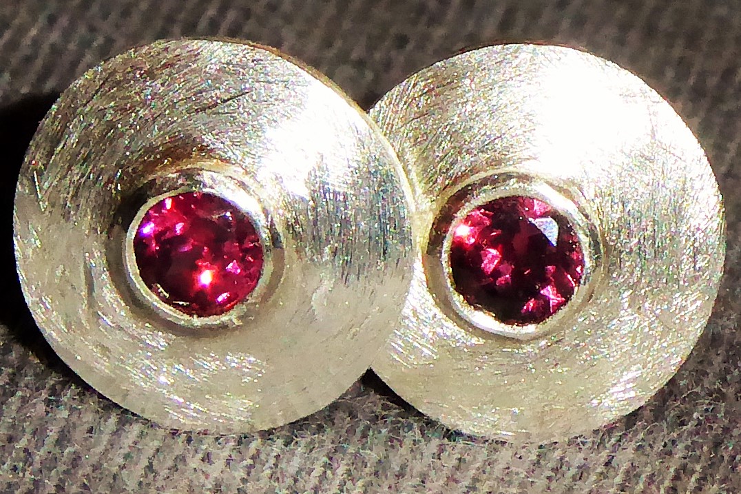 Lindi-Granat Silber Ohrstecker